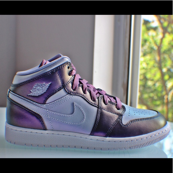 New Women’s Air Jordan 1 Retro ‘Metallic Purple’ - Picture 5 of 8